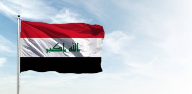 Mavi gökyüzünde Irak bayrağı. Yatay panoramik pankart.
