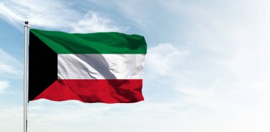 Mavi gökyüzünde Kuveyt bayrağı. Yatay panoramik pankart.