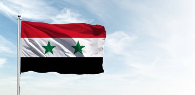 Mavi gökyüzünde Suriye bayrağı. Yatay panoramik pankart.