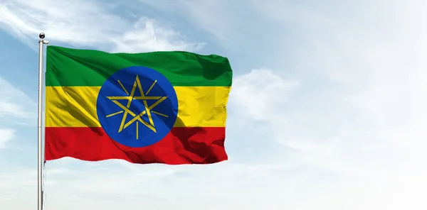 Bandeira Etiópia Céu Azul Bandeira Panorâmica Horizontal — Fotografia de Stock
