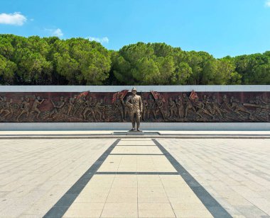 Çanakkale 'deki Gelibolu Şehitleri Anıtı' nda Mustafa Kemal Atatürk Heykeli ve Savaş Yardım Duvarı Panoramik Görünümü