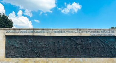 Çanakkale 'deki Gelibolu Şehitleri Anıtı' nda Mustafa Kemal Atatürk Heykeli ve Savaş Yardım Duvarı Panoramik Görünümü