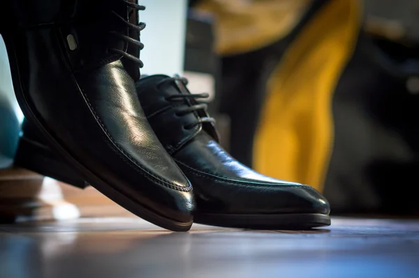 Mannen schoenen uit de muur — Stockfoto