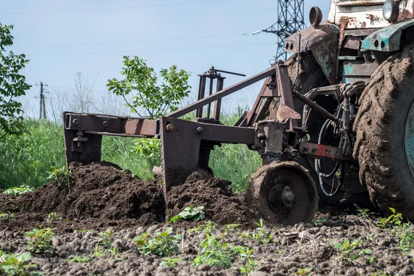 Un tractor que trabaje en el ámbito del tratamiento del suelo — Foto de Stock