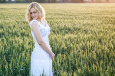 Kız bir buğday alanında bulunan güneş