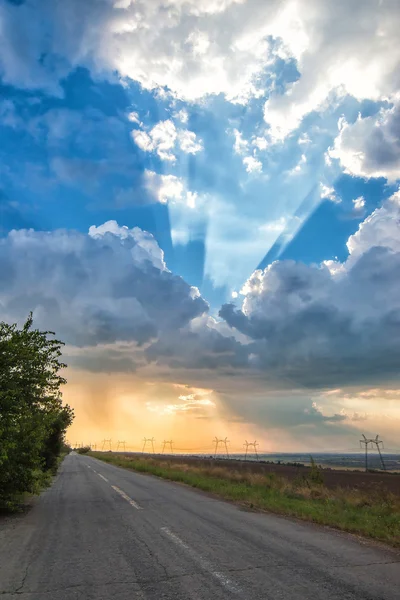 The road to the background of rain clouds — Stock Photo, Image