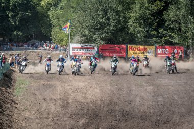 Geleneksel motocross sınıfı içinde açık başlamak kontrol
