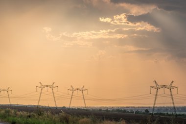 Güç hatları bir arka planda bulutlar mercan