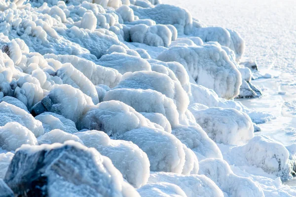 Pedras Cobertas Gelo Neve Gelagem Costeira Fotos De Bancos De Imagens Sem Royalties