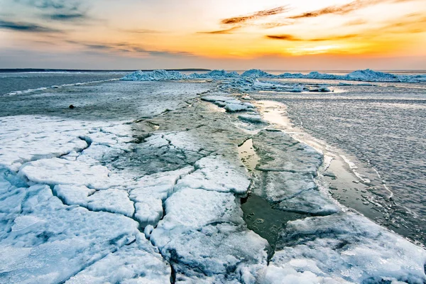 Gelo Rachado Qual Água Projeta Durante Pôr Sol Inverno Mar Fotos De Bancos De Imagens