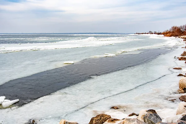 Vista Costa Pedra Mar Congelado Com Lugares Onde Água Descongelou Fotos De Bancos De Imagens Sem Royalties