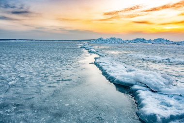 Denizin iki katmanı arasında gün batımının arka planına karşı çatırda