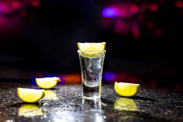 Alcoholic Drink Pieces Lime Dark Background Lights Bokeh — Stock Photo, Image