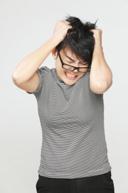 Kafasına elleriyle mutsuz kadın