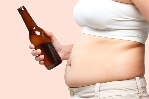 Uma mulher gorda da barriga com uma cerveja na mão Imagem De Stock