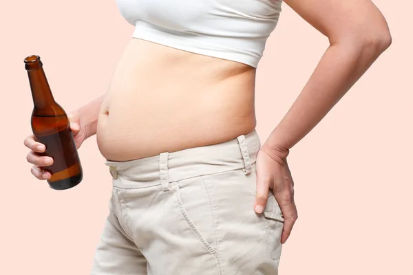 Uma mulher gorda da barriga com uma cerveja na mão Imagens Royalty-Free