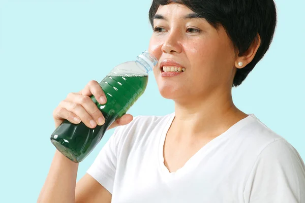 Mujer que bebe agua de clorofila — Foto de Stock