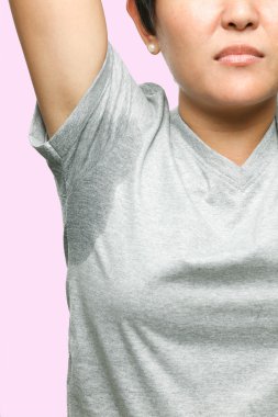 çok kötü bir şekilde koltukaltı altında terleme ile kadın