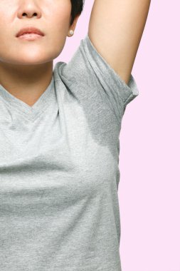 çok kötü bir şekilde koltukaltı altında terleme ile kadın