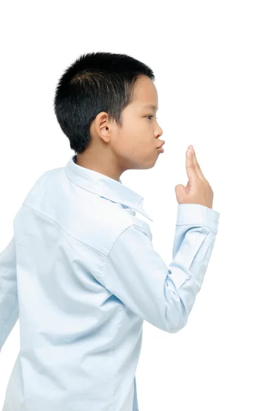 Jongen blaast in de loop van een geweer van de vinger. — Stockfoto