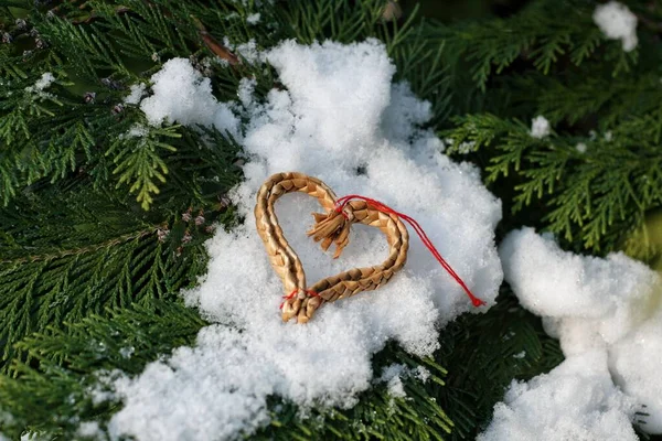Ett Ensamt Flätat Hjärta Med Röd Tråd Placerad Snöig Gran — Stockfoto