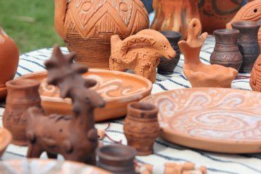Tabaklar, vazolar ve rakamları kil desenleri ile el yapımı