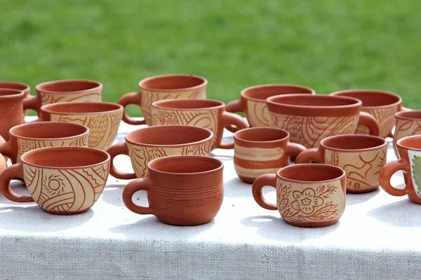 多くの粘土のカップの手作りパターン — ストック写真