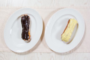 Yakın çekim tatlı pasta beyaz plaka üzerinde