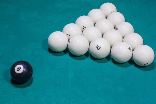 Bolas de billar en una mesa verde — Foto de Stock