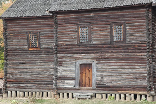 Oude, armoedige houten kerk in Pirogovo openluchtmuseum in Kiev, Oekraïne — Stockfoto