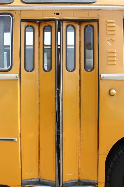 Puerta amarilla del autobús del viejo tiempo medio abierta —  Fotos de Stock