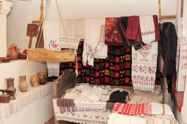 Kiev, Ukrayna - 14 Ekim 2015: Geleneksel Ukrayna iç 18-19 yüzyıl Anasayfa. Çeşitli ev makalelerle iç konut.