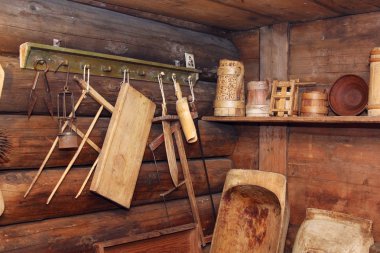 Kiev, Ukrayna - 14 Ekim 2015: Geleneksel Ukrayna iç 18-19 yüzyıl Anasayfa. Çeşitli ev makalelerle iç konut.