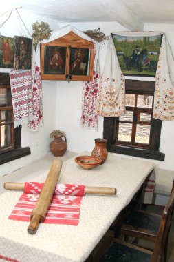 Kiev, Ukrayna - 14 Ekim 2015: Geleneksel Ukrayna iç 18-19 yüzyıl Anasayfa. Çeşitli ev makalelerle iç konut.