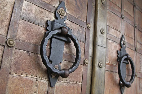 Ağır demir kapı döngüler ile çivili — Stok fotoğraf