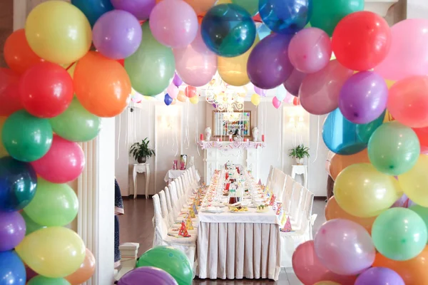 Tavolo festivo decorato e palloncini — Foto Stock