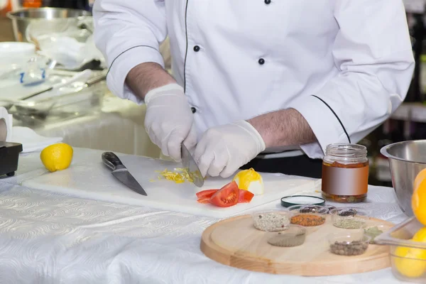 Chef coupant des légumes frais et délicieux pour la cuisine — Photo