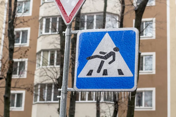 Vägskylt över övergångsstället täckt med is — Stockfoto