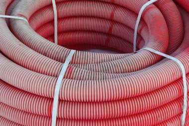 Depodaki kırmızı plastik tüpler