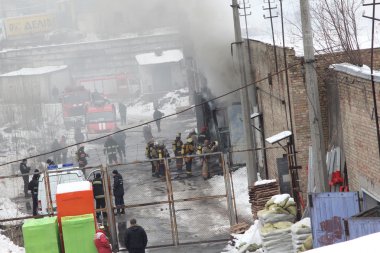 İtfaiyeciler bir ambar söndürmek. Duman yapıdır