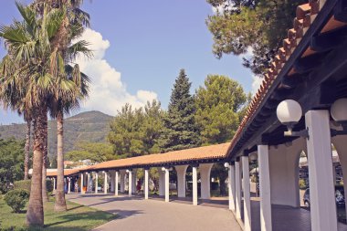 Kırmızı kiremit otobüs durağı ile kaplı