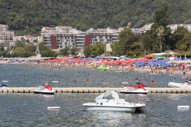 Güneşlenme ve yüzme Budva kumsalda insanlar