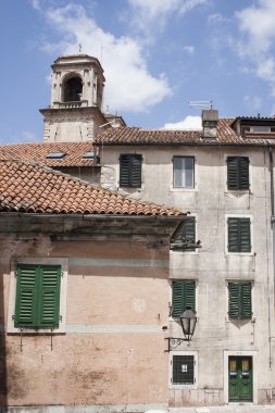 Kotor eski şehir ile ev kapattılar