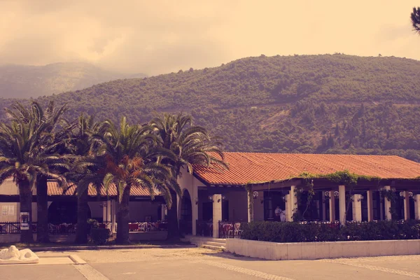 Hotel położony na tle góry i palmy — Zdjęcie stockowe