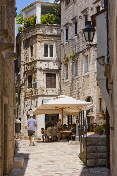 Narrow alley in the old town of Kotor — Stock Photo, Image