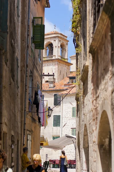 Narrow alley in the old town of Kotor — Stock Photo, Image