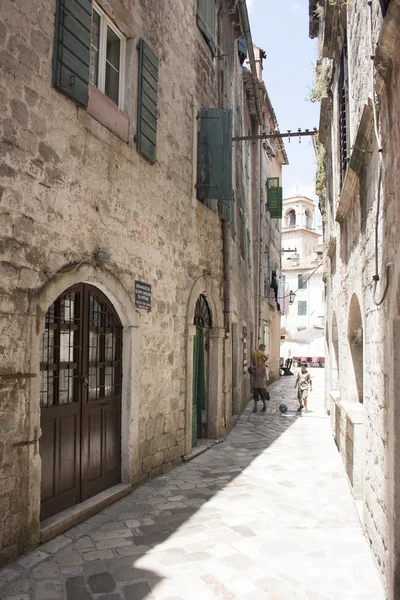 Narrow alley in the old town of Kotor — Stock Photo, Image