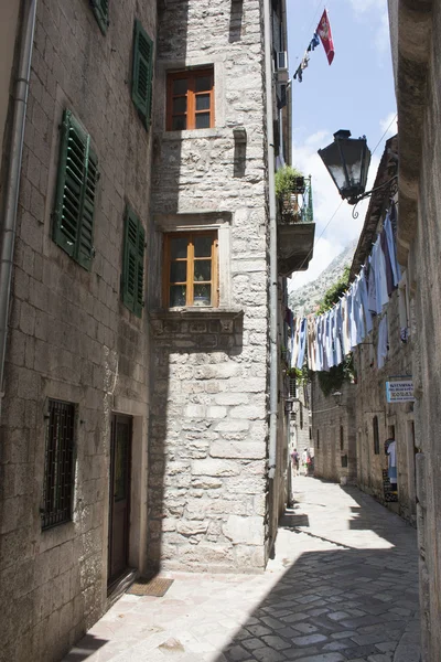 Callejón estrecho en el casco antiguo de Kotor — Foto de Stock