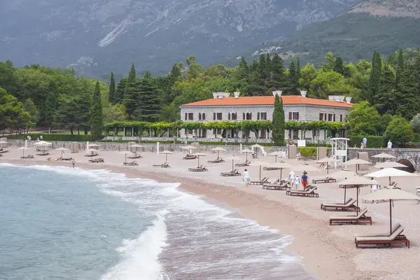 Pobřeží poblíž ostrova Sveti Stefan v Milocer, Černá Hora — Stock fotografie