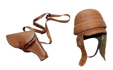 Retro havacı pilot deri kask ile deri kılıfından tabanca için. Vintage nesne. Resimde Isolated beyaz